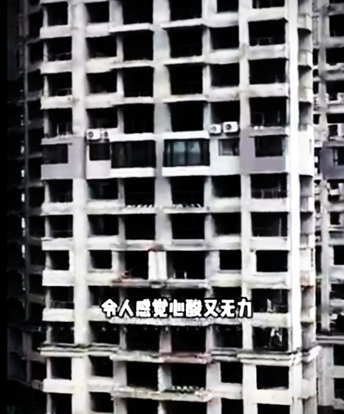 La única luz de un edificio fantasma: los chinos que viven entre las ruinas de la crisis inmobiliaria