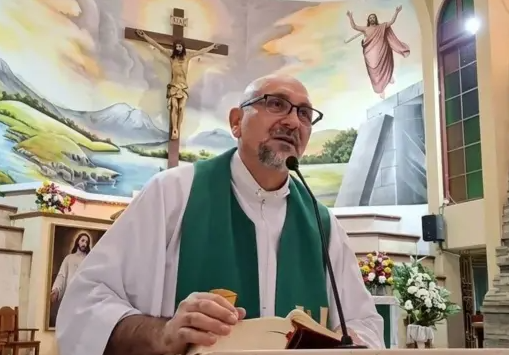 Muere un sacerdote tras caerle una cruz de madera durante una misa en Guayaquil