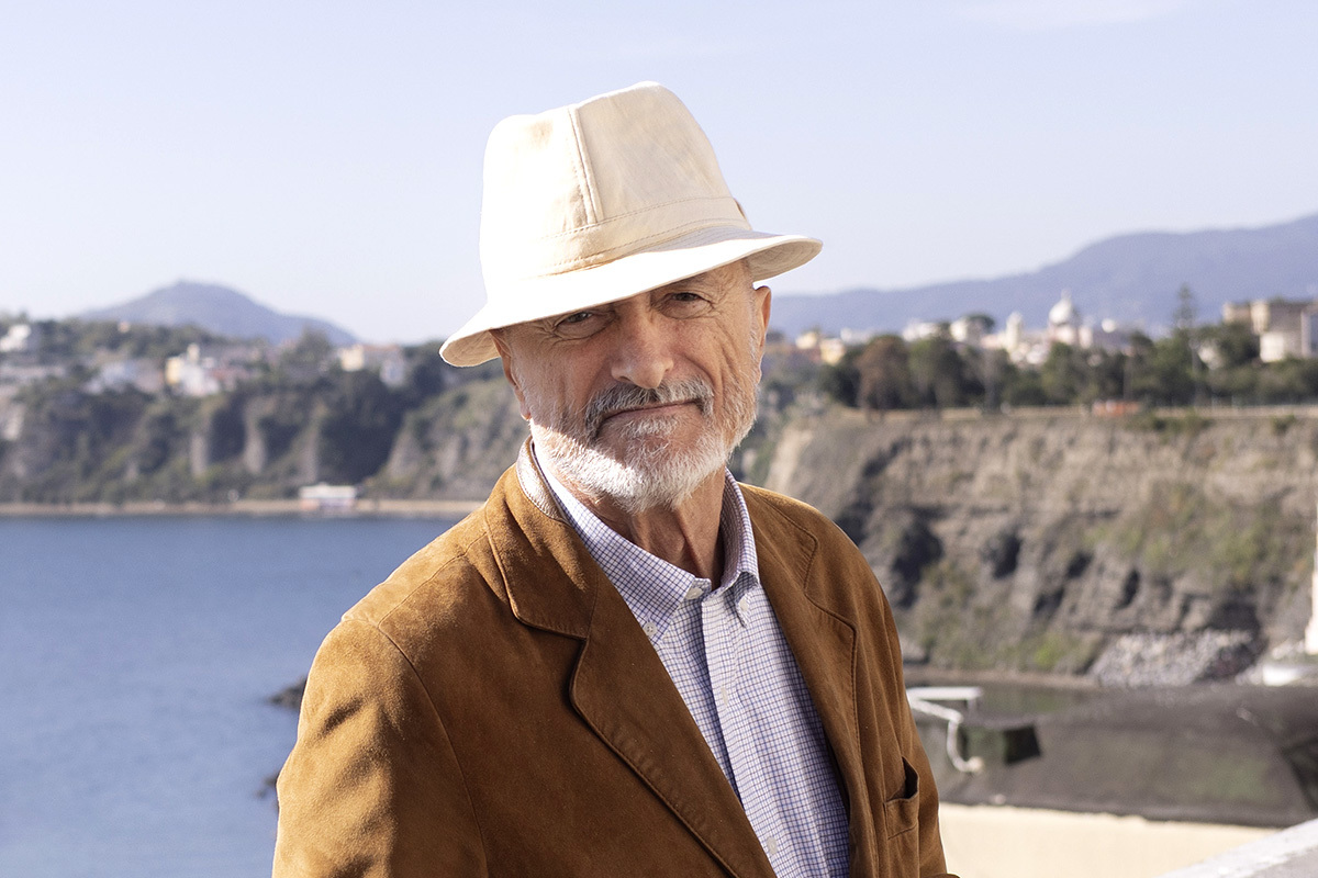 La nueva novela de Arturo Pérez-Reverte: "Europa merece que el Mediterráneo la recolonice. Cada patera, cada invasión y cada emigración extienden el Mediterráneo"