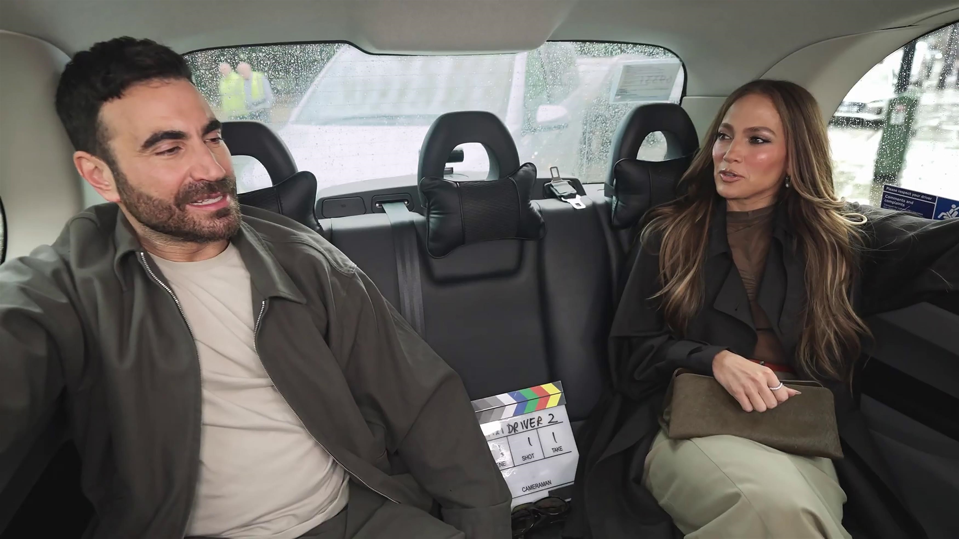 Jennifer Lopez sale con el actor Brett Goldstein, su compañero en Turbulencia en la oficina: así ha sido su última cita en Los Ángeles