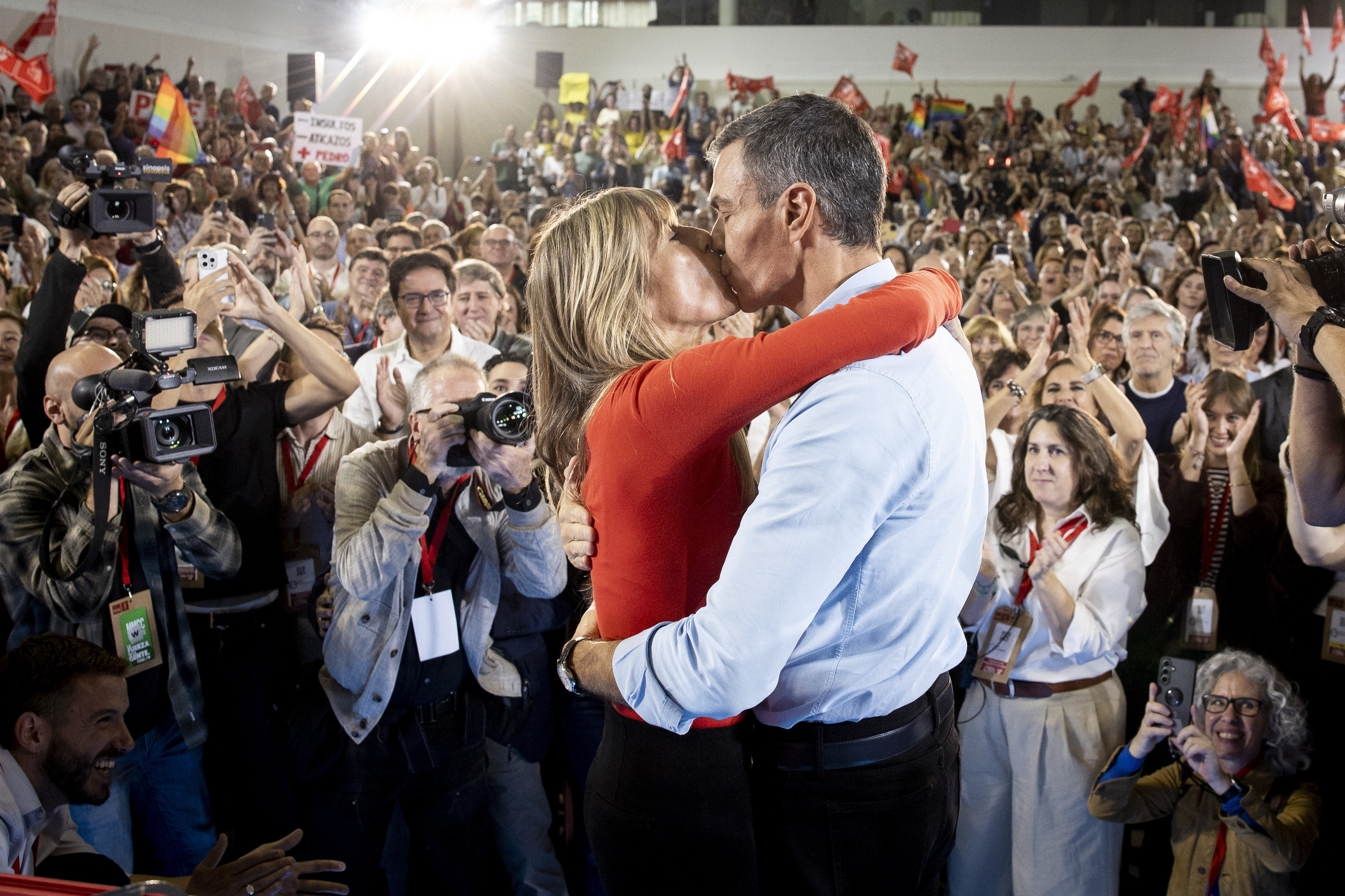 "La fuerza del amor" de Sánchez y Begoña sorprende en Argentina: "El kirchnerismo ha llegado a Madrid"