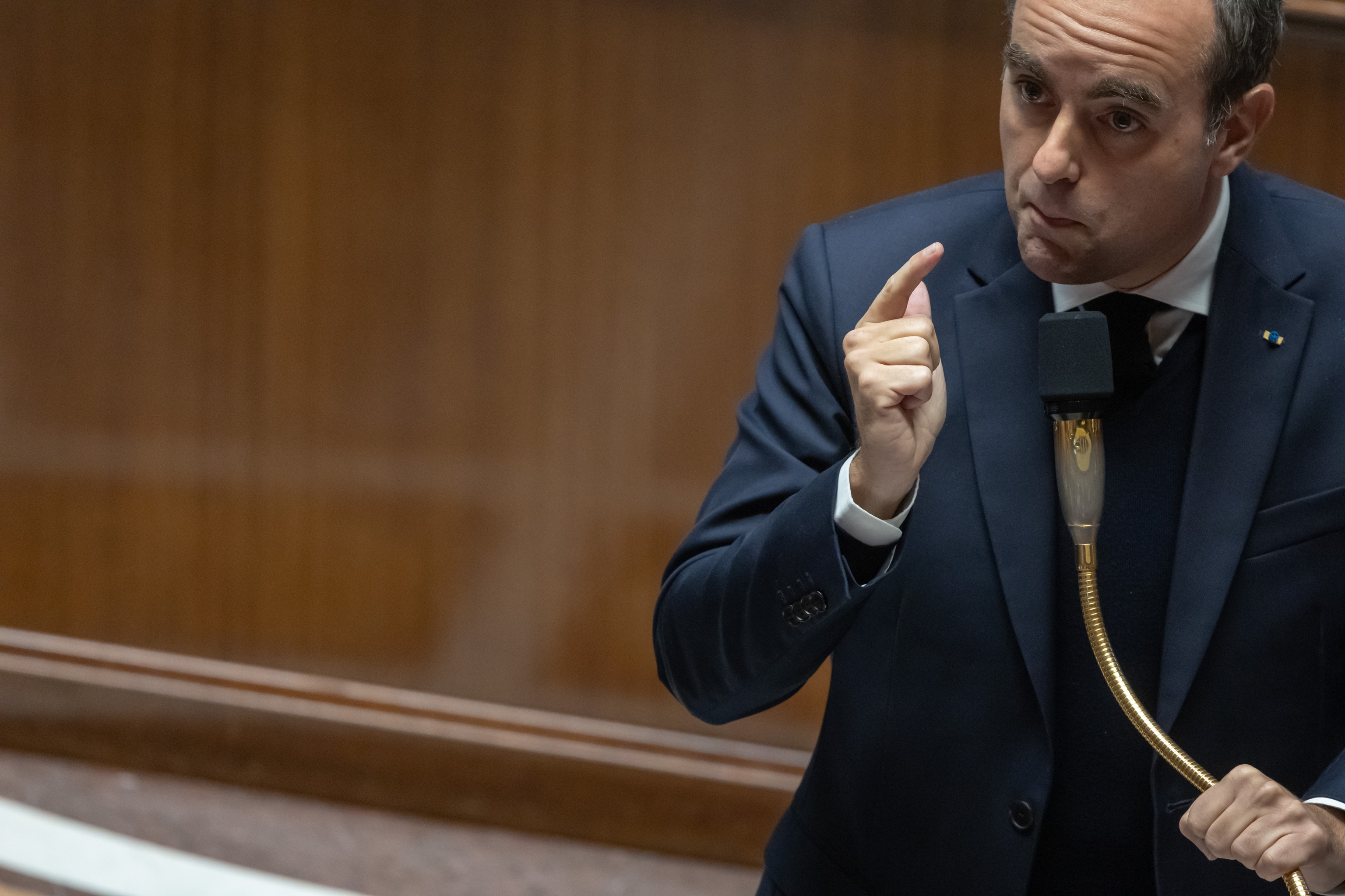 Lecornu advierte a los franceses: "Hay que elegir un bando: la violencia o la República"