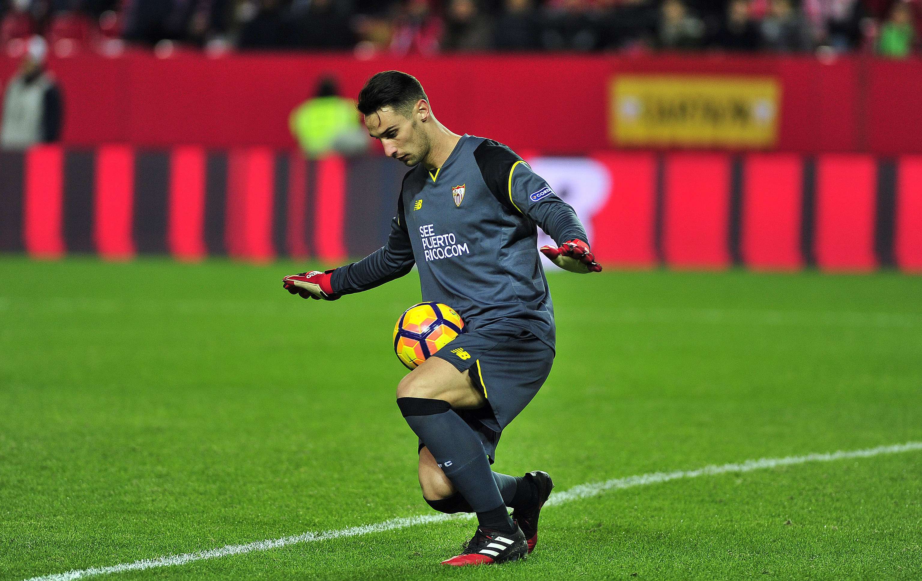 El portero Sergio Rico sufre un robo en su casa de Sevilla mientras cenaba con su familia