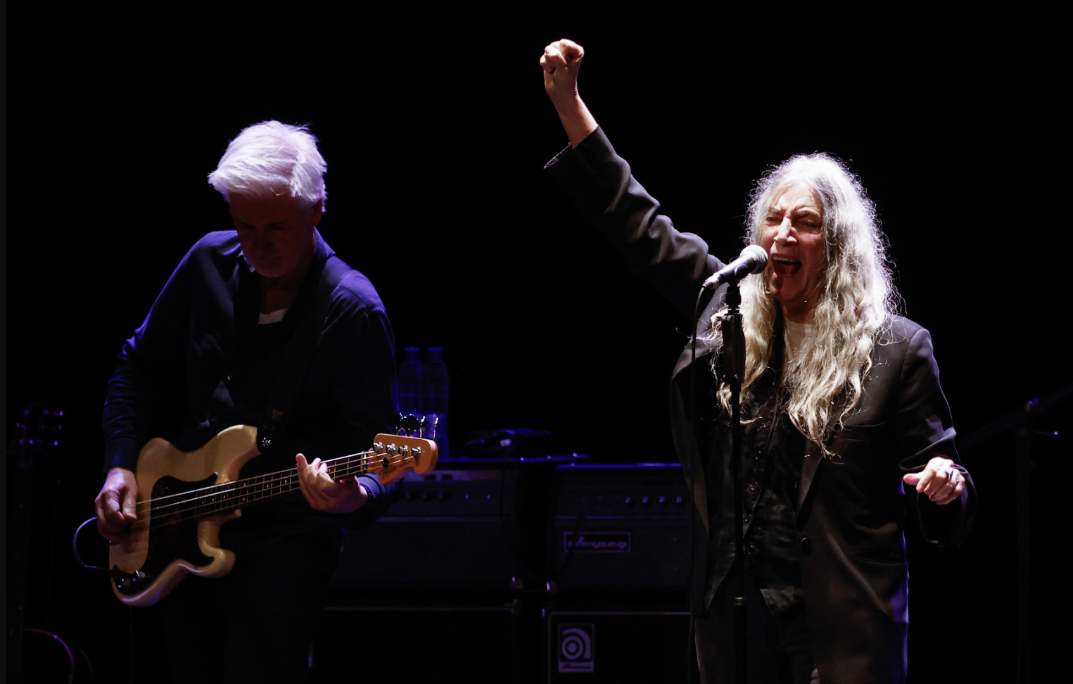 Patti Smith sumerge en un ritual chamánico Gijón para celebrar los 50 años de su primer concierto en España