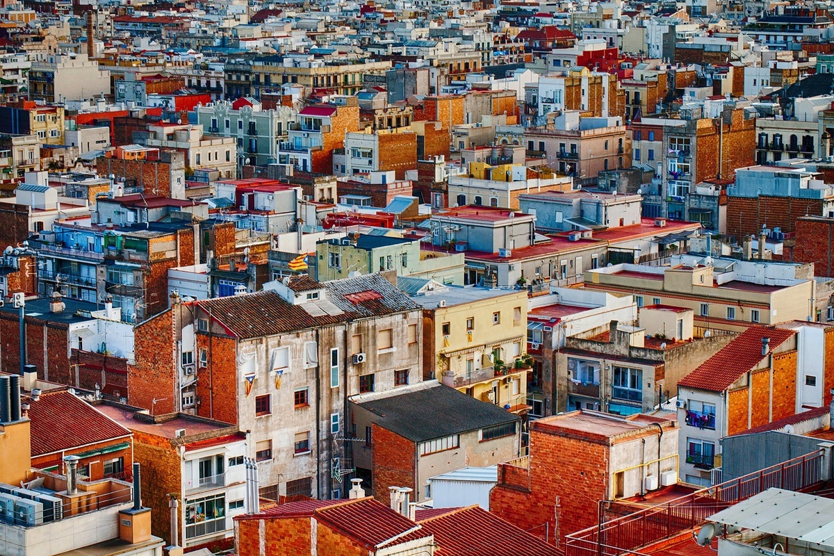 Muchos propietarios lo desconocen: quién debe pagar las reparaciones de las terrazas, ventanas y patios