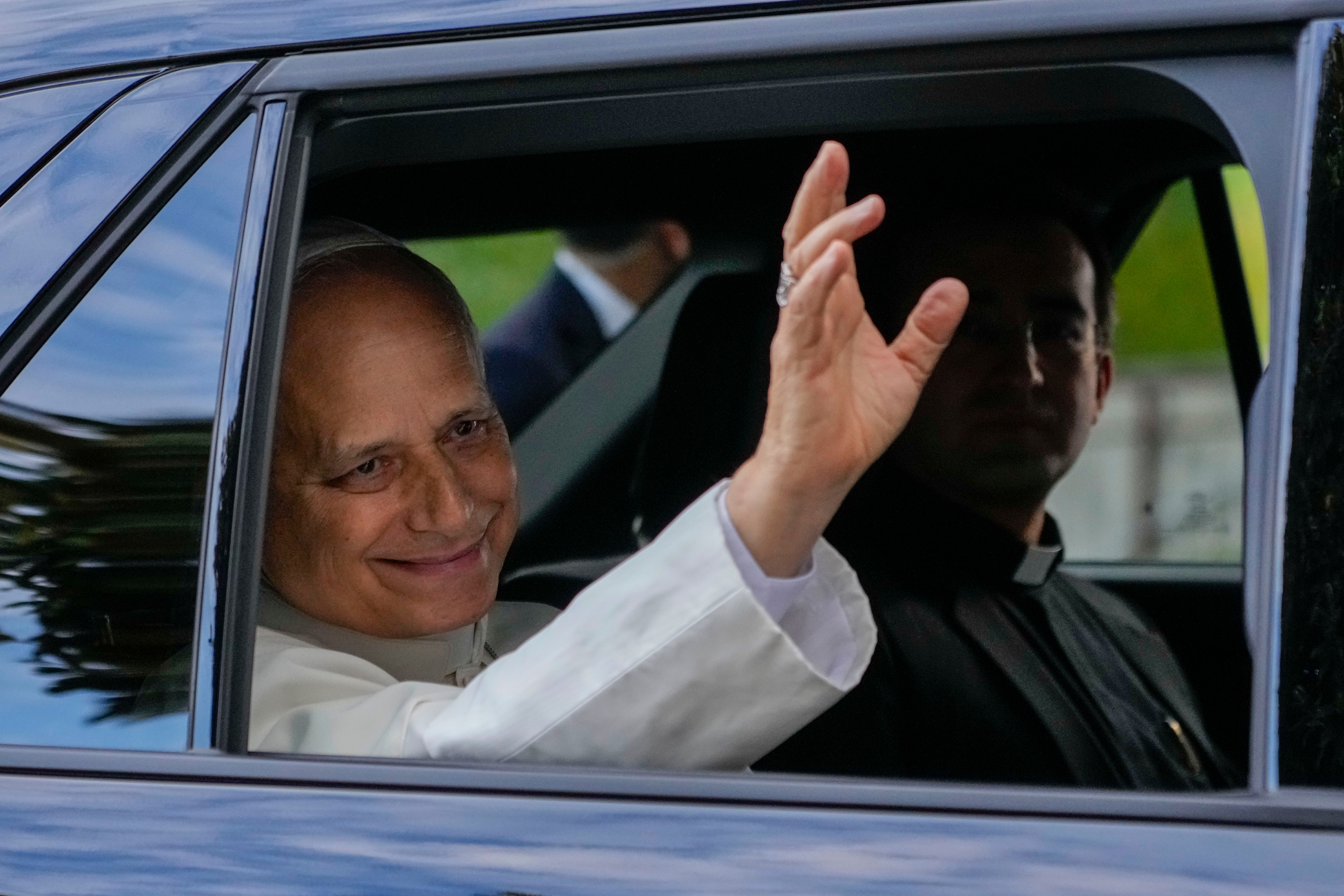 El Papa retoma las audiencias y se vuelve a subir al papamóvil tras su operación
