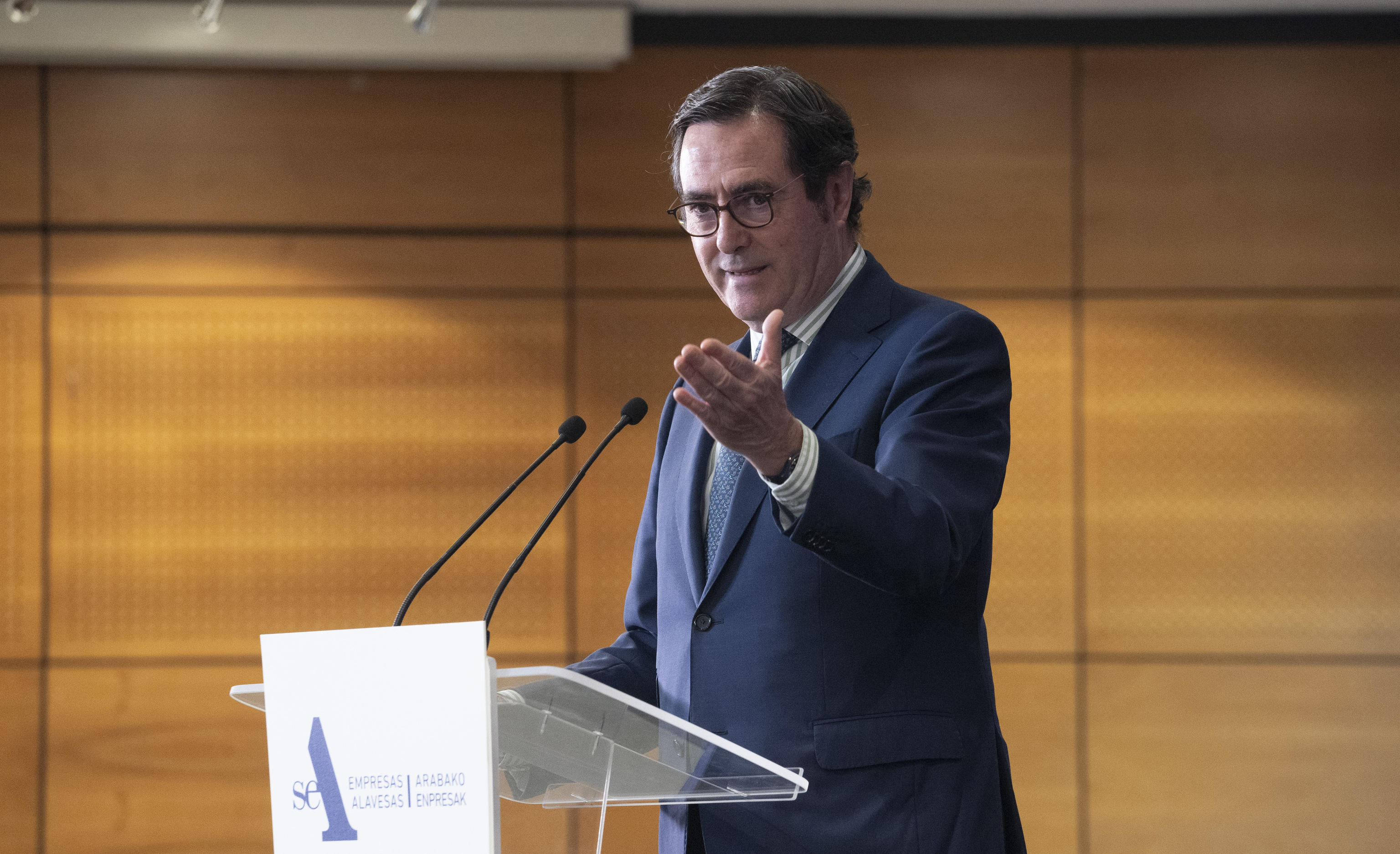 Garamendi reordena a su 'guardia pretoriana' y da mando en plaza a Madrid y Cataluña para negociar las grandes reformas tras el 29-N