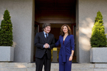 Ayuso se reúne con Milei en el Canal de Isabel II y le pide que regrese a Madrid en noviembre