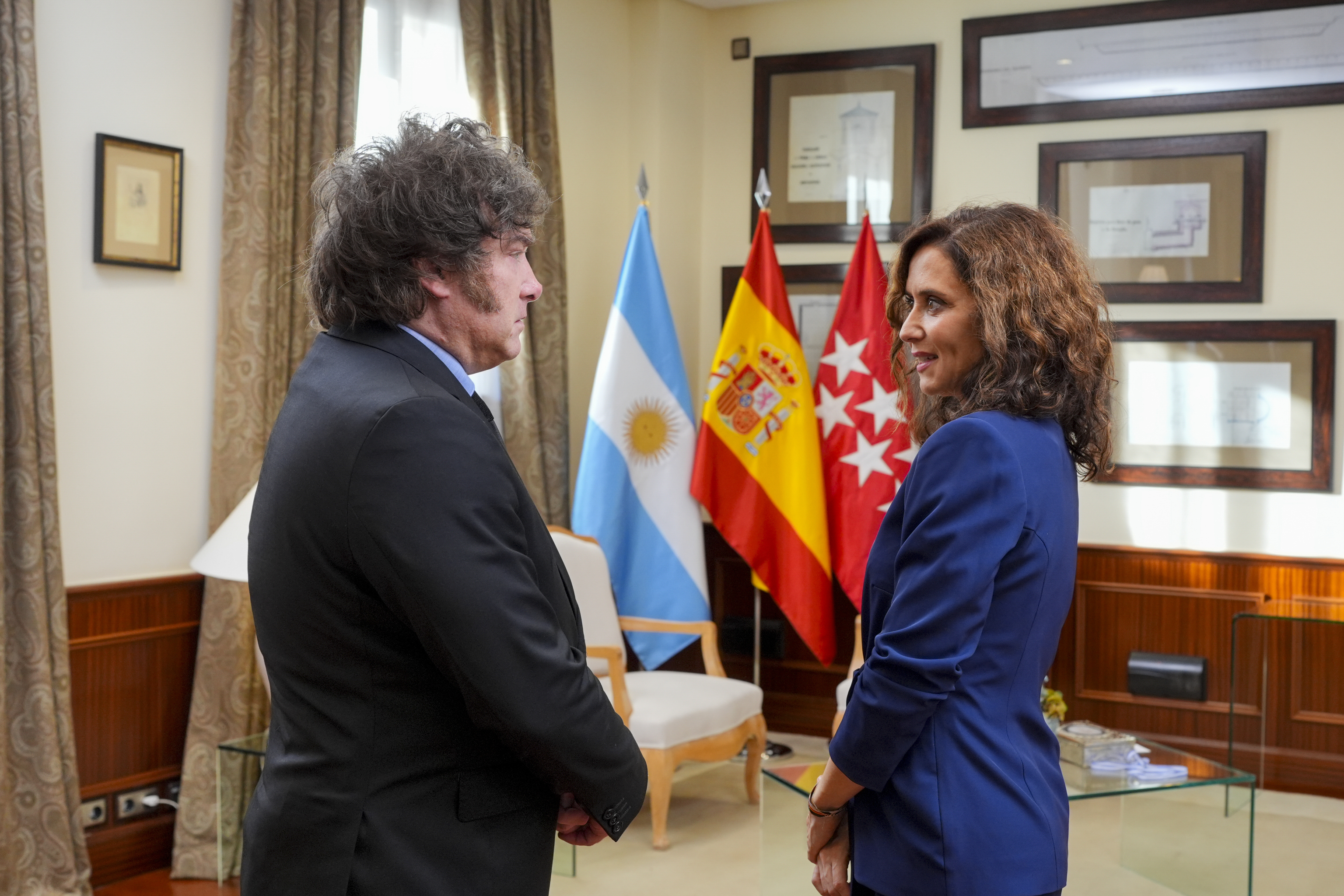 Diplomáticos cuestionan el uso de Sánchez de la política exterior en su operación frente a Milei