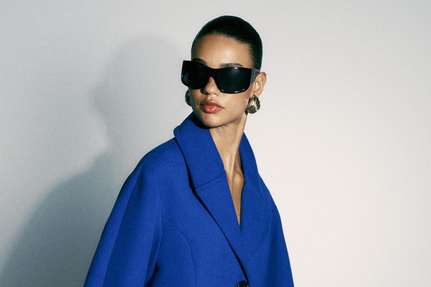 Zara tiene el abrigo azulón oversize que favorece a las mujeres de 40: elegante, versátil y perfecto para elevar los looks de invierno