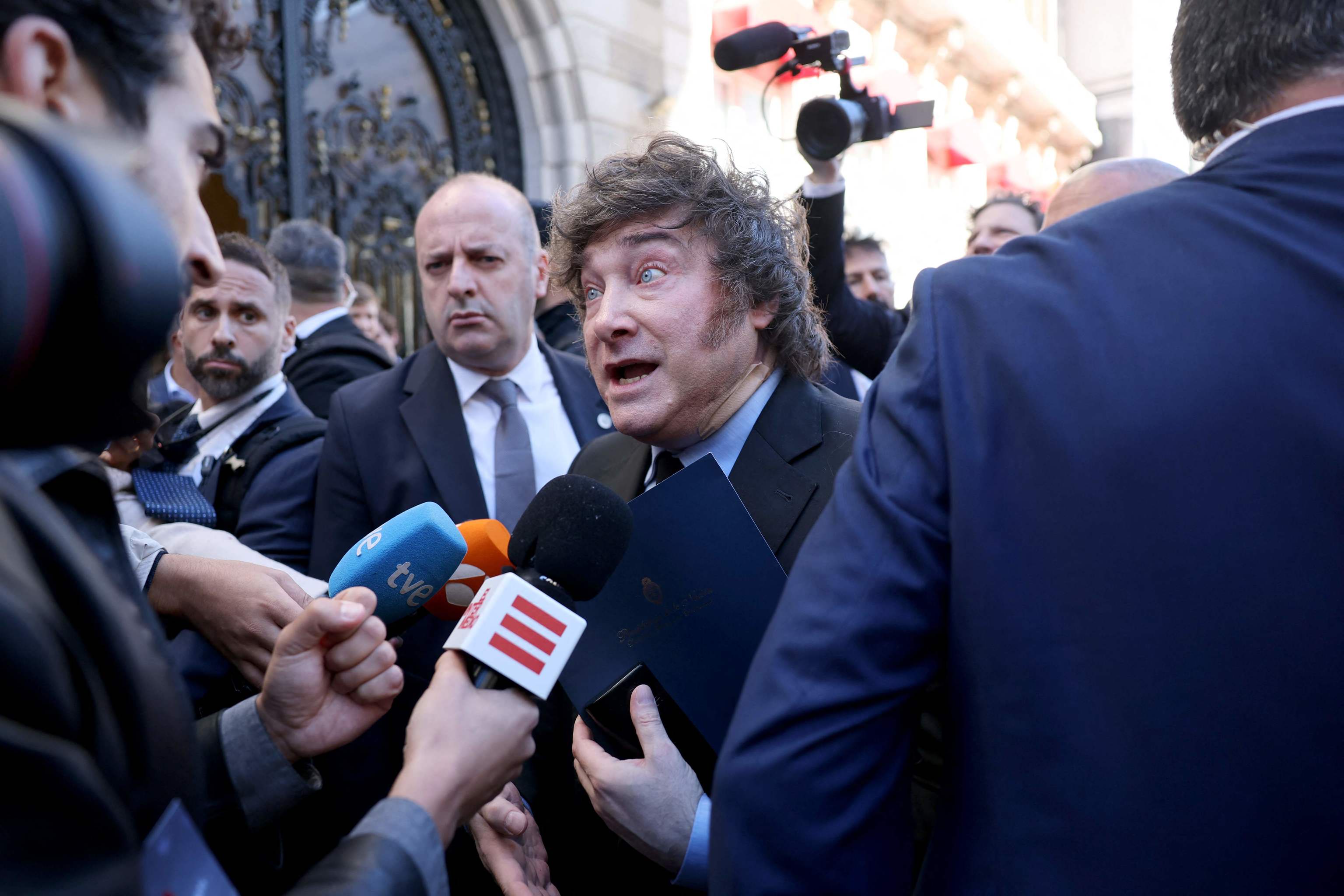 La APM se suma a la FAPE y exige a Milei que respete a los periodistas tras llamar a una reportera "intelectualmente corta"