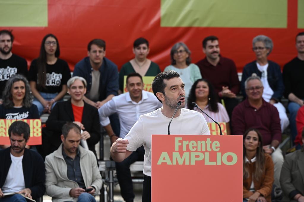 El ministro Bustinduy se alista con un papel destacado en la campaña del Frente Amplio como portavoz