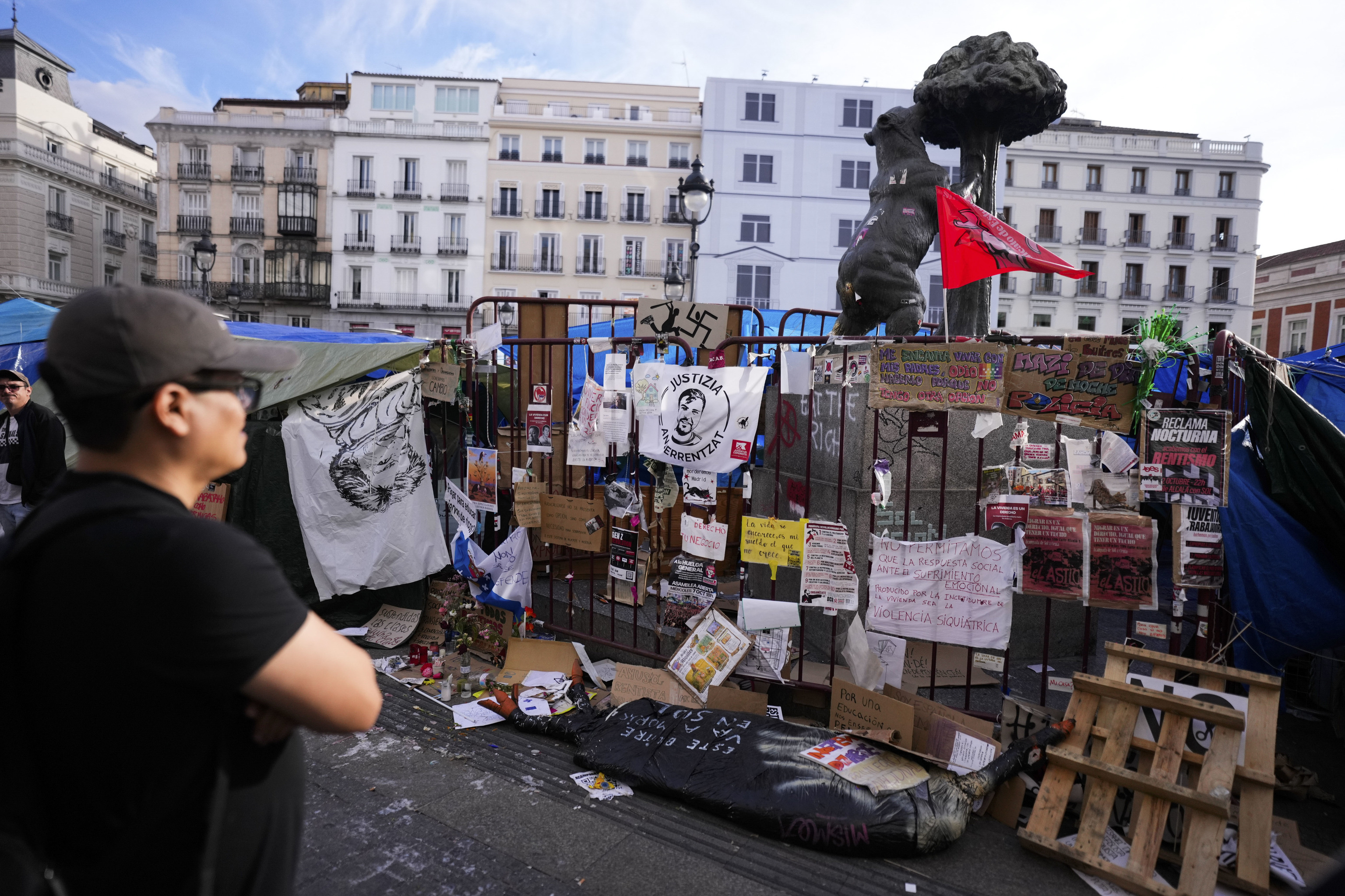 Almeida recurre al 'VAR' en la Puerta del Sol: se examinan "frame a frame" vídeos de las cámaras de seguridad con IA ante posibles delitos