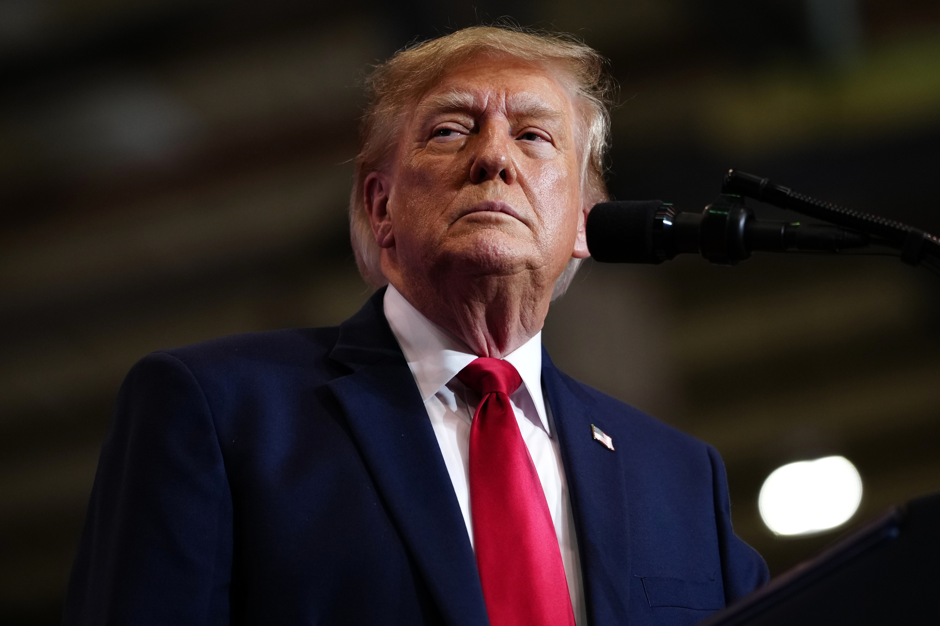 Trump quiere hacer dinero con Rusia, pero el negocio de Putin es la guerra
