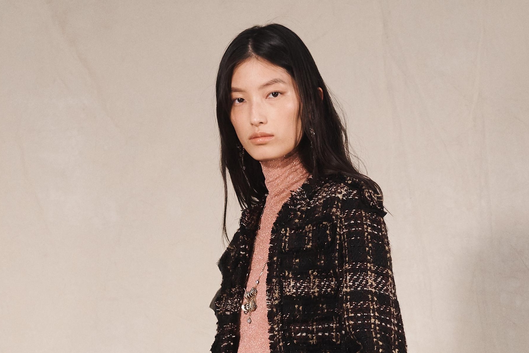 La nueva colección de Zara Studio tiene los dos abrigos que elevan los looks de invierno: cuadros clásicos y bordados con abalorios