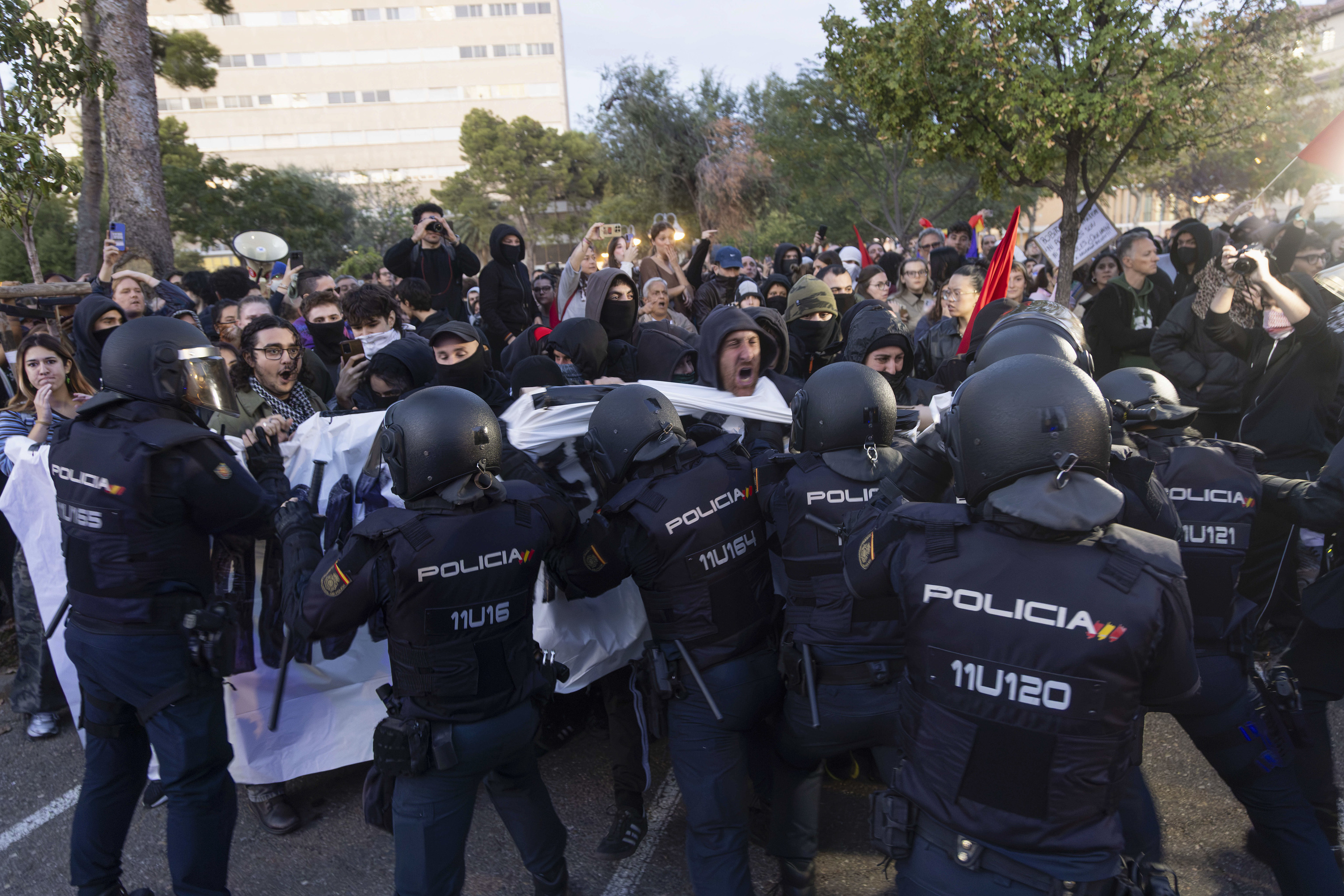 Cinco detenidos y siete agentes de la Policía Nacional heridos tras el acto de Vito Quiles en Zaragoza