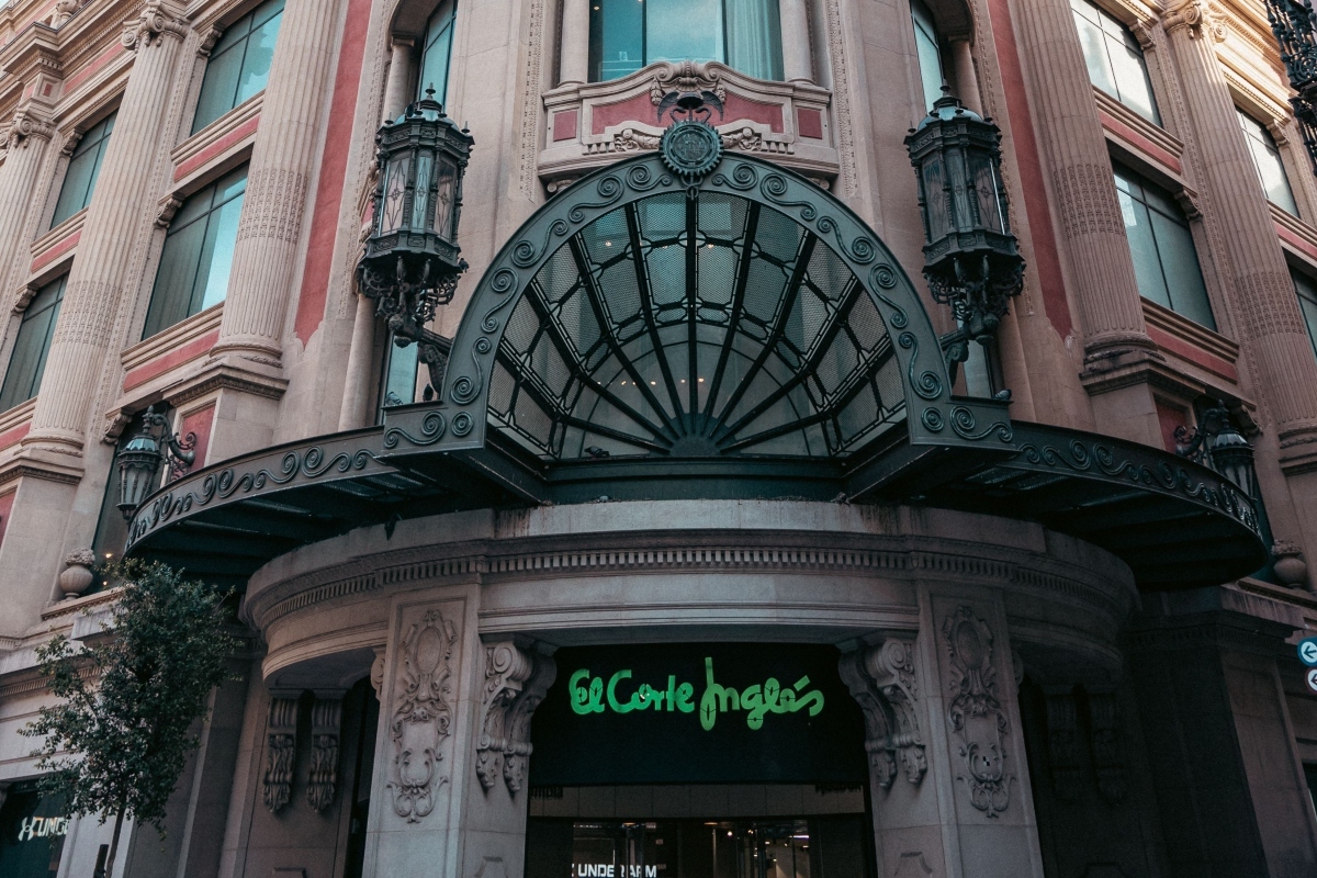Cuánto cobra al mes un dependiente de El Corte Inglés en 2026: sueldo y complementos