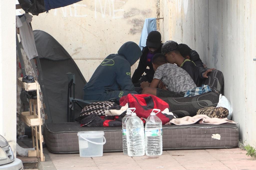La Policía y la Guardia Civil desalojan a 200 inmigrantes ocultos en garajes, azoteas y viviendas del barrio ceutí de El Príncipe