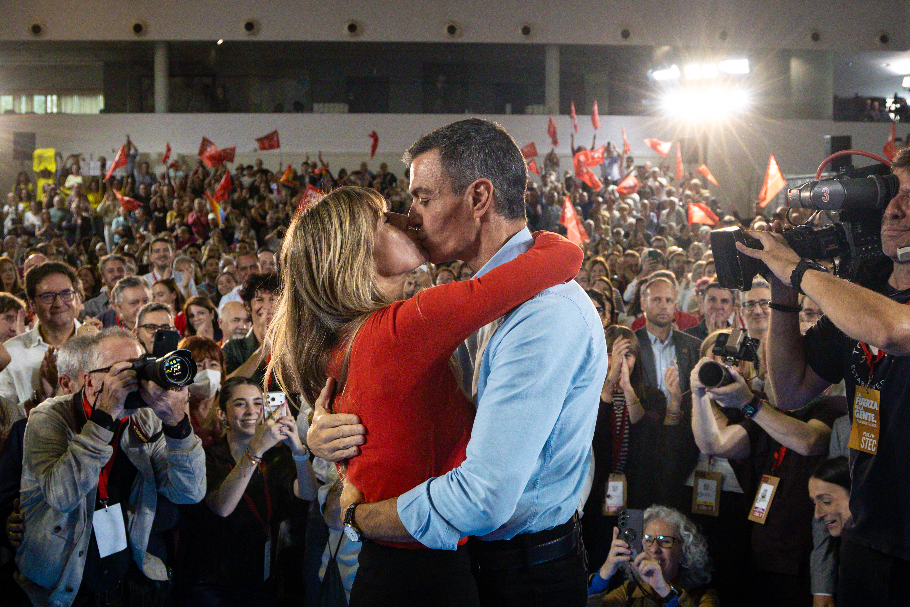 Pedro Sánchez, la recuperación de la figura de Begoña y los bailes: qué busca el presidente con sus últimos gestos públicos