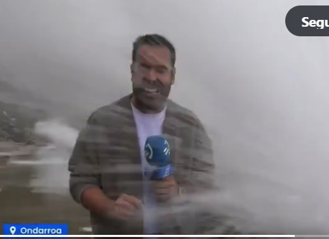 Una ola golpea a un reportero de ETB2 en directo en la costa vasca