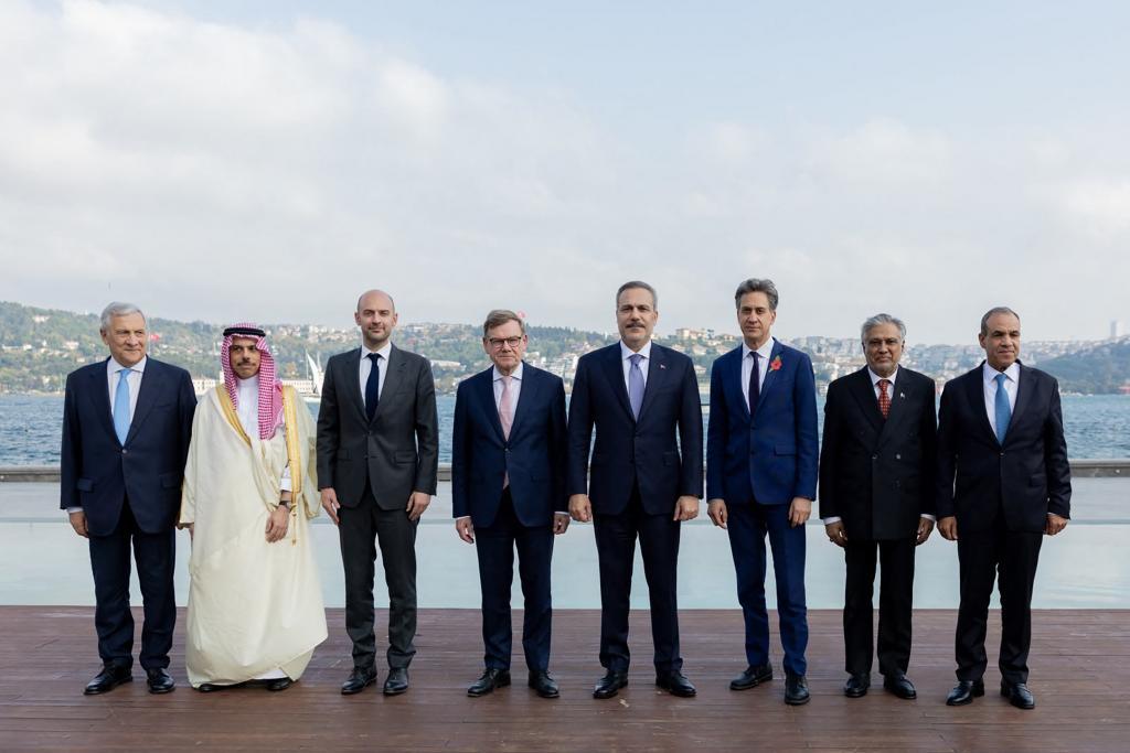Estambul acoge un encuentro diplomático internacional para frenar una región que se desborda