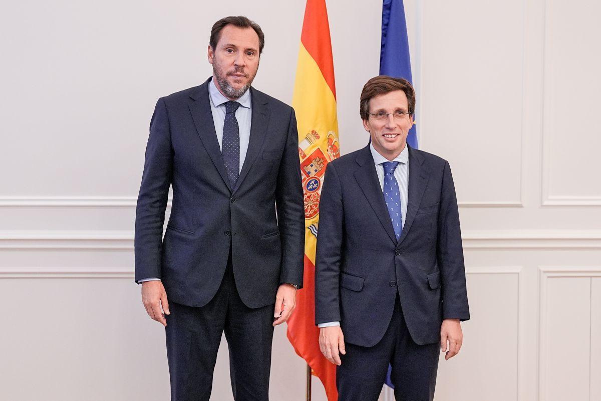 De Puente a Bustinduy, las 'mil batallas' de Almeida con los ministros de Sánchez en el arranque de curso: "Debería saber más de trenes que de Fórmula 1..."