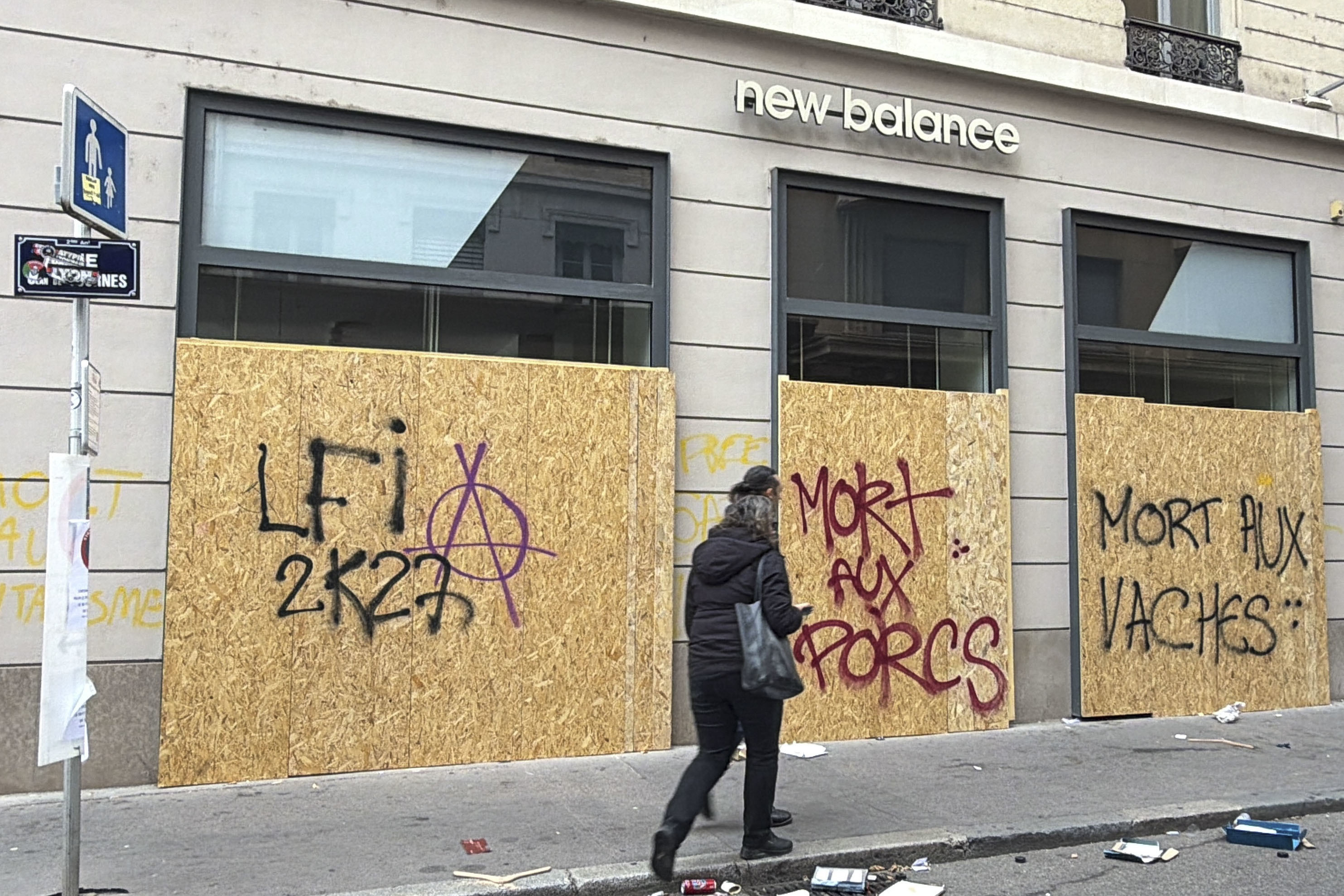 De Rolex a Louis Vuitton: las tiendas de lujo francesas tapian sus escaparates y refuerzan la seguridad ante las protestas