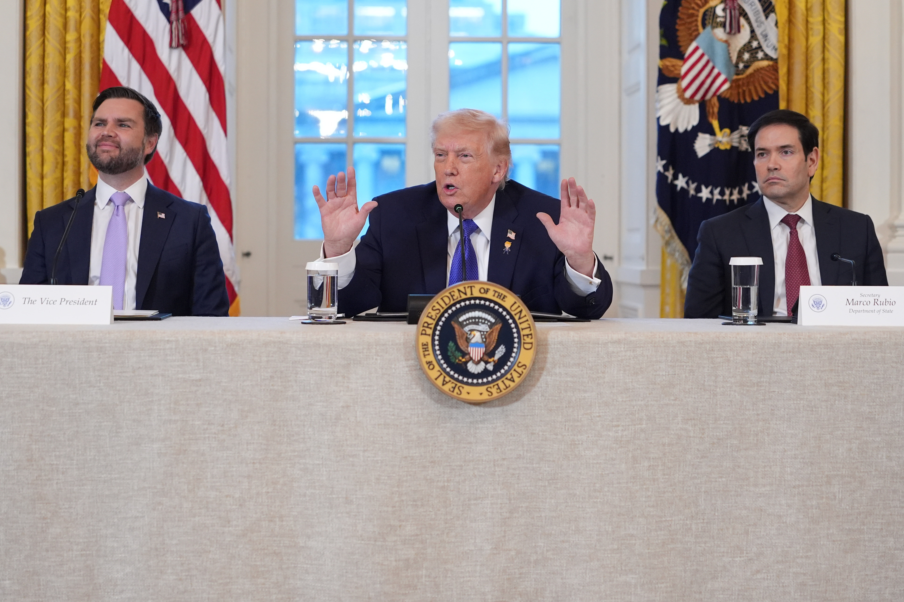 "Ahora es el momento", clama Marco Rubio tras ordenar Trump que los buques que regresan de Irán pasen por las costas cubanas