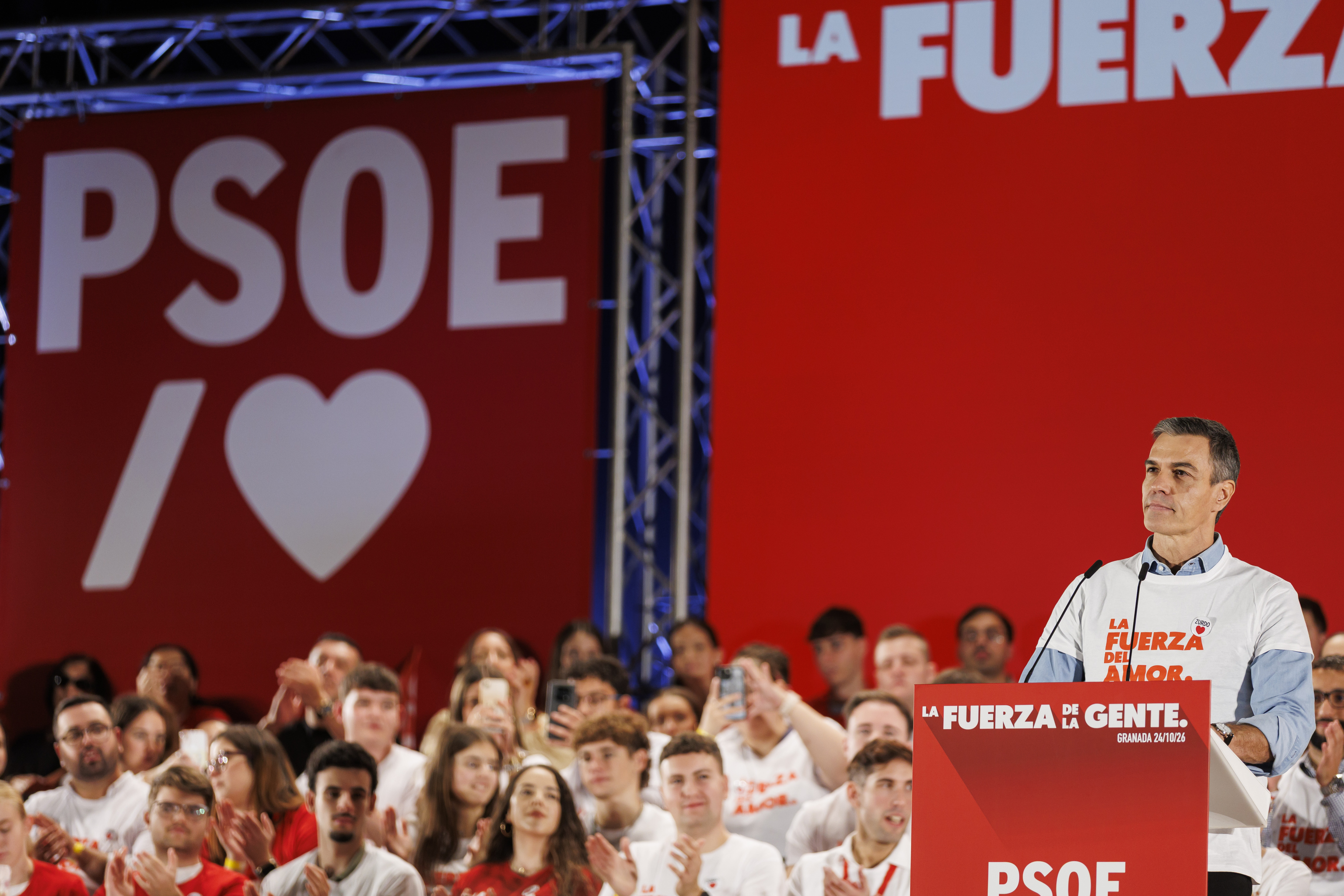 Pedro Sánchez se enfunda la camiseta del amor y agita el miedo a las "tijeras" del PP y a la "motosierra" de Vox