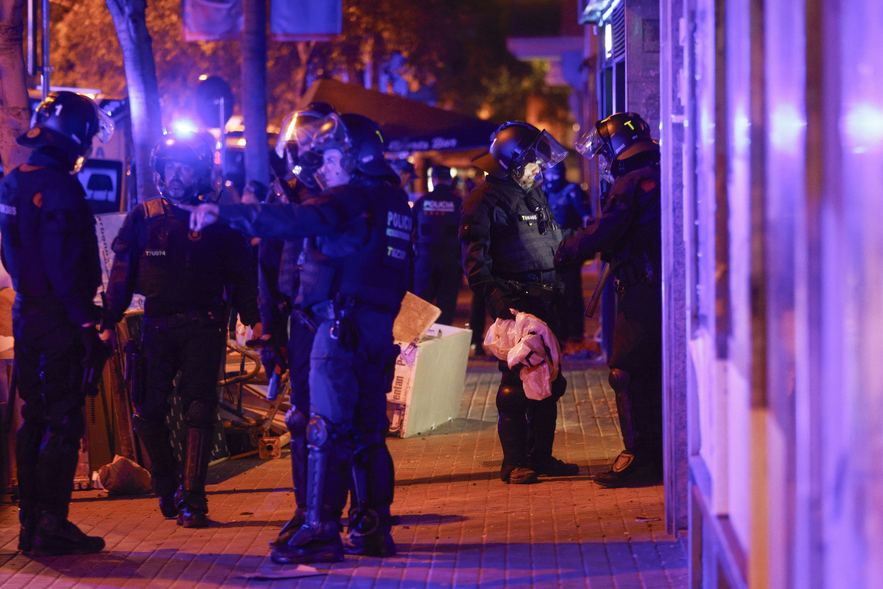 Los Mossos blindan la plaza de Cataluña de Barcelona ante los disturbios de los encapuchados