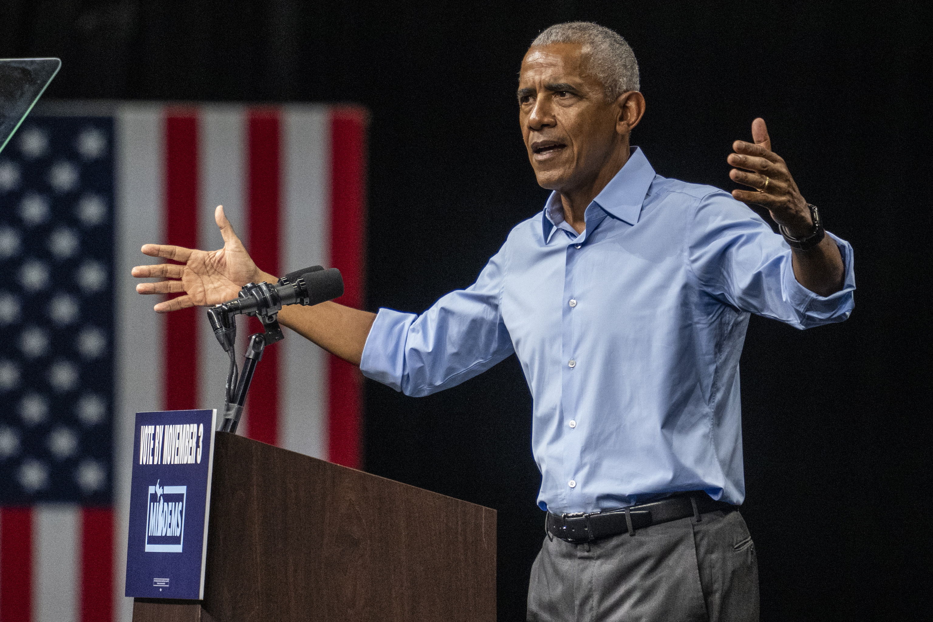 Obama critica el "caos, crueldad, corrupción e incompetencia" de Trump