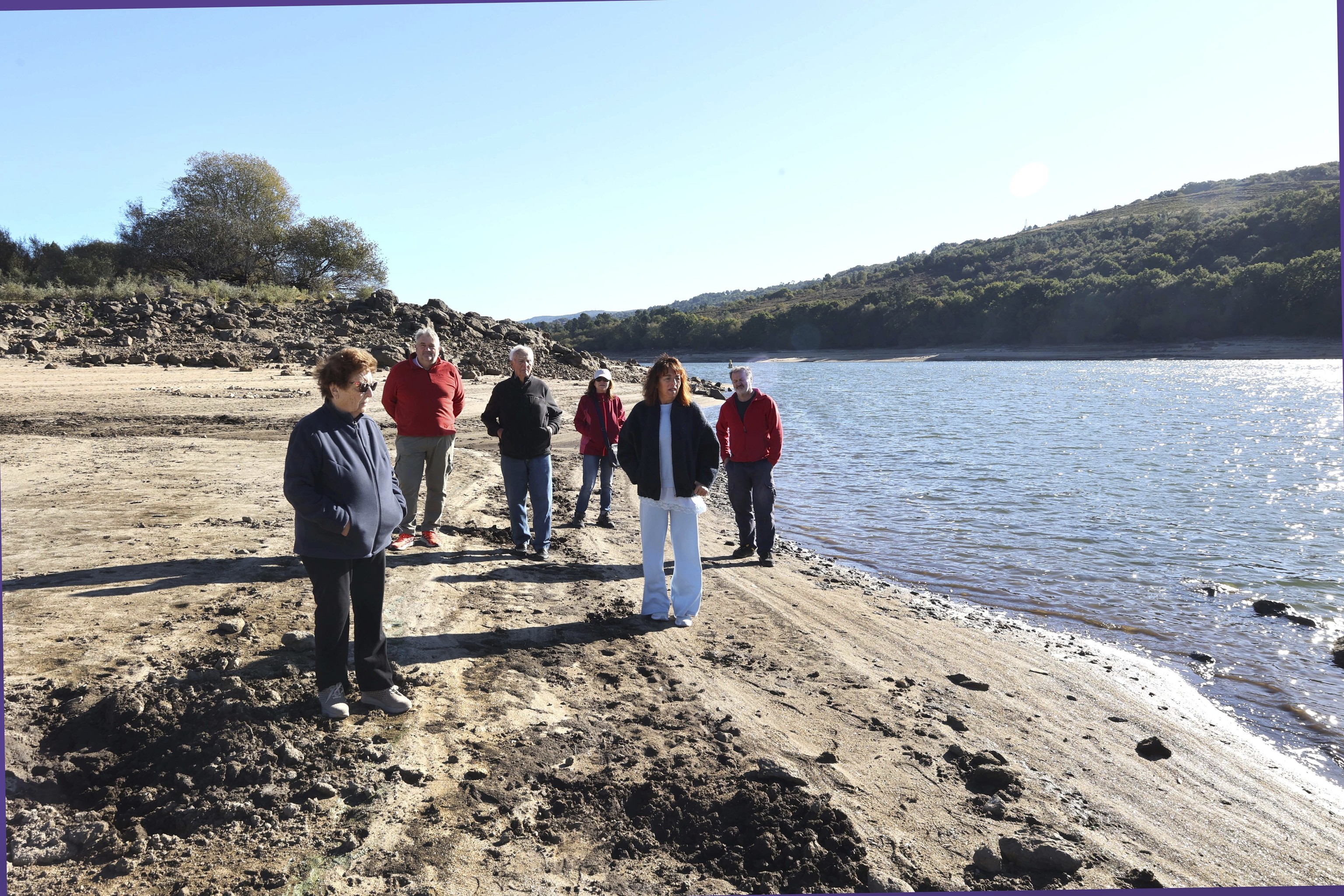 "¿Cómo podéis vivir aquí?": la lucha de los vecinos de As Conchas por su embalse, que sigue contaminado pese a la sentencia que les da la razón