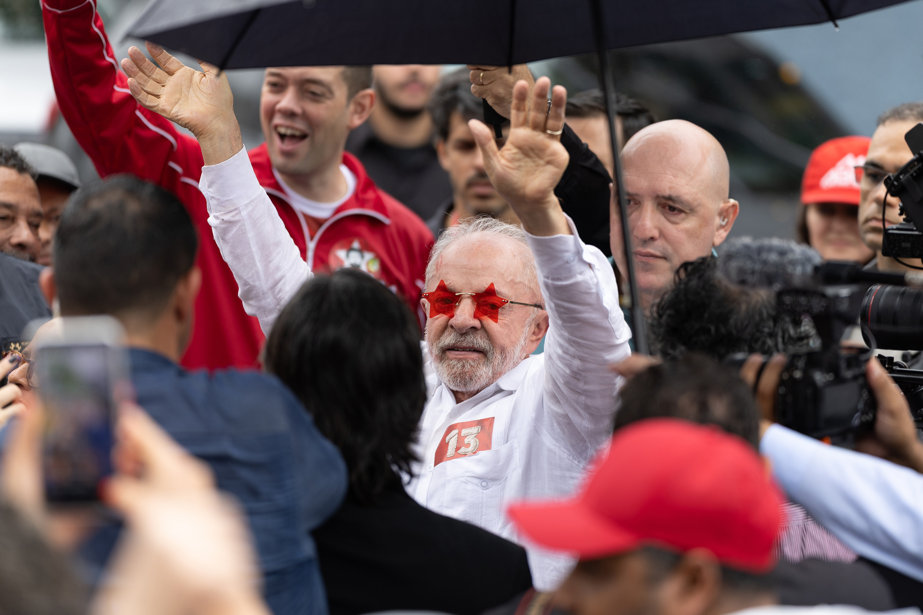 Polarización extrema hasta el final y disputa feroz para impedir y movilizar el voto en Brasil: "Eso es un delito electoral"