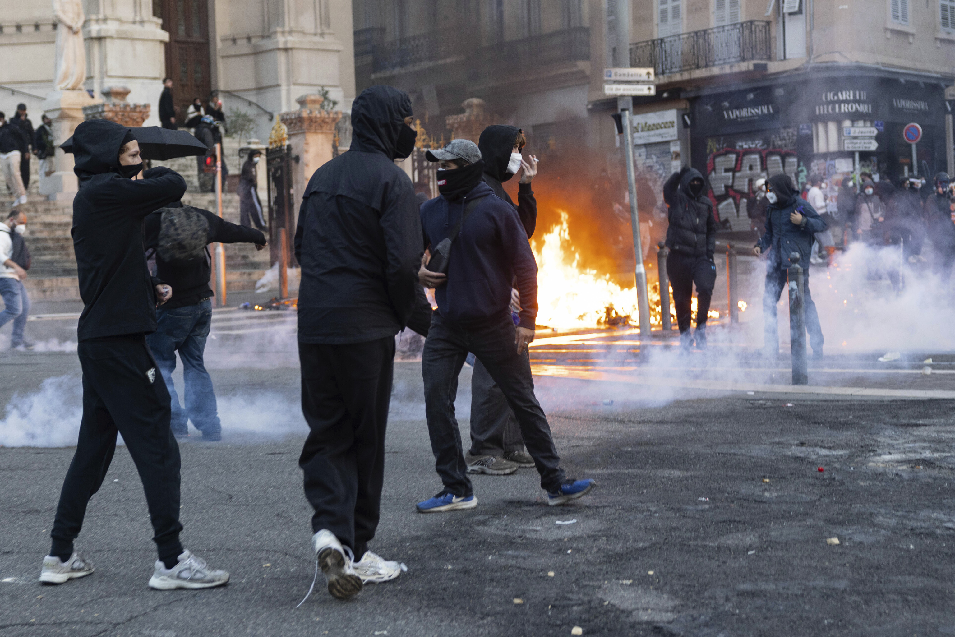 En el corazón de los 'Black bloc' de Marsella: una batalla campal de cristales, piedras y fuego por el control de la calle