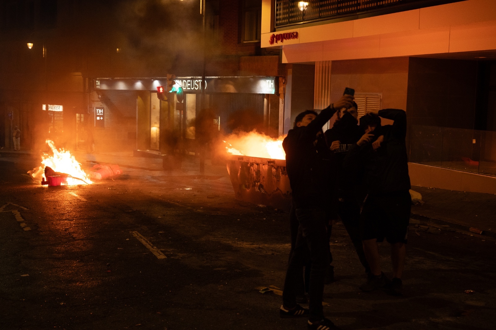 Encapuchados que protestaban contra Vito Quiles incendian una moto policial e intenta atacar con piedras una comisaría en Bilbao