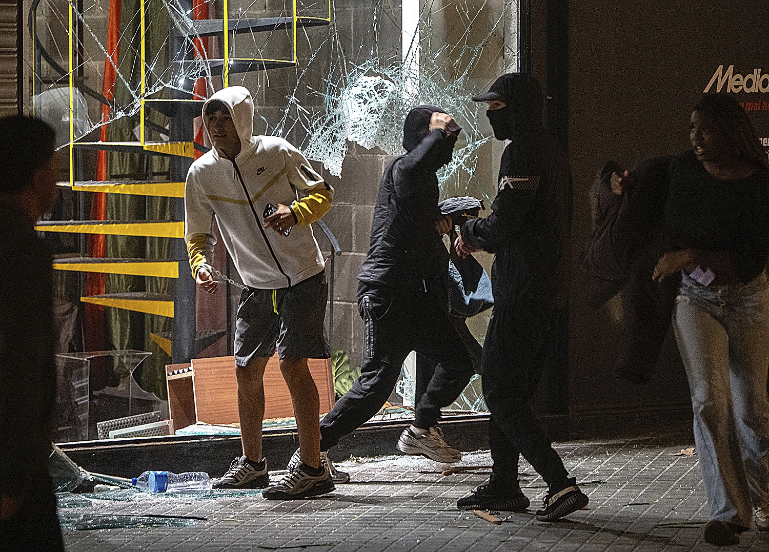 Los mensajes internos de los Mossos que advierten de otro saqueo masivo de Blocus: "Quieren repetirlo. Hay bandas latinoamericanas"