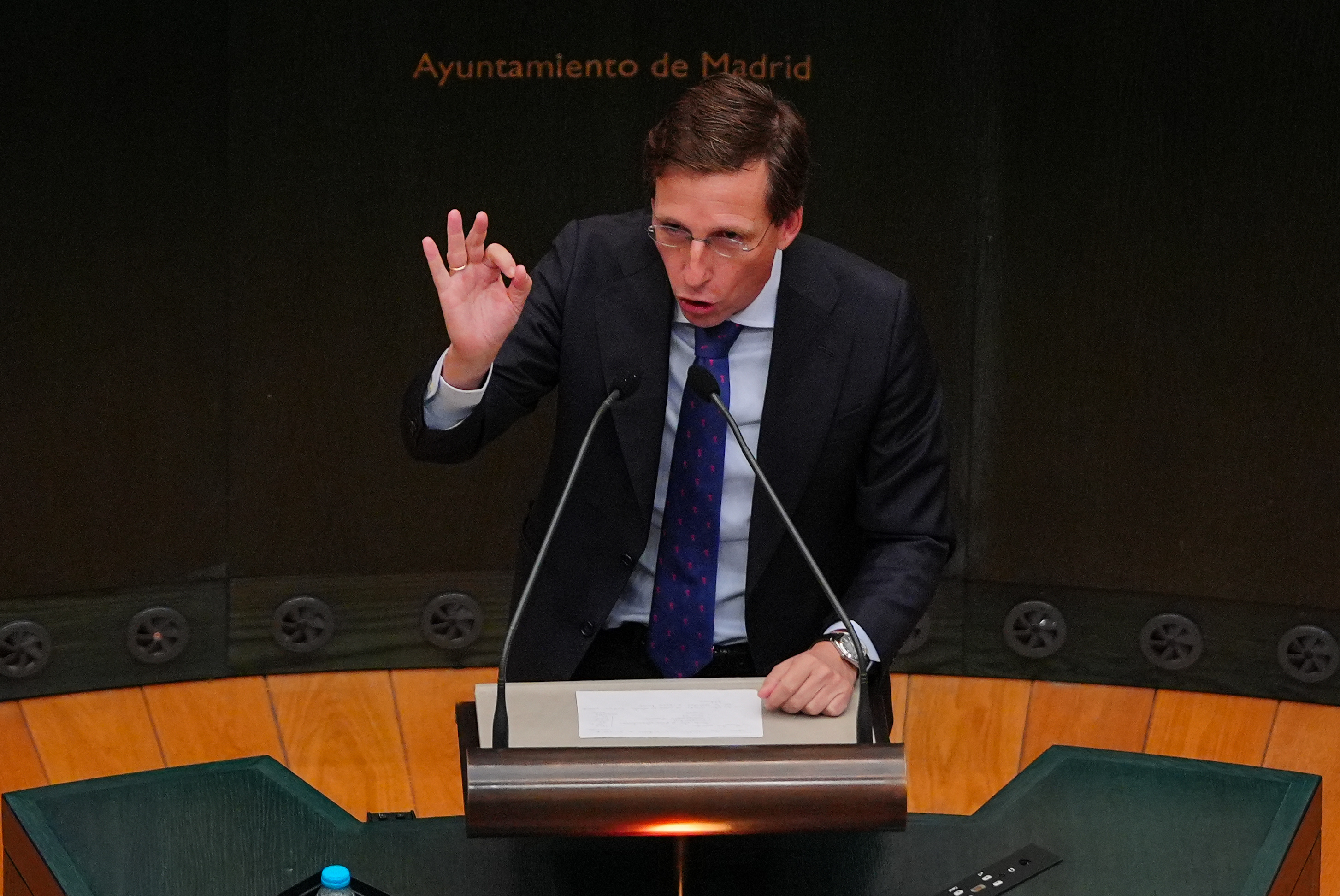 La guerra de 'carantoñas' entre Almeida y Maestre y la vía penal contra el "comisario político" Martín: "En Sol ha habido una agresión sexual"