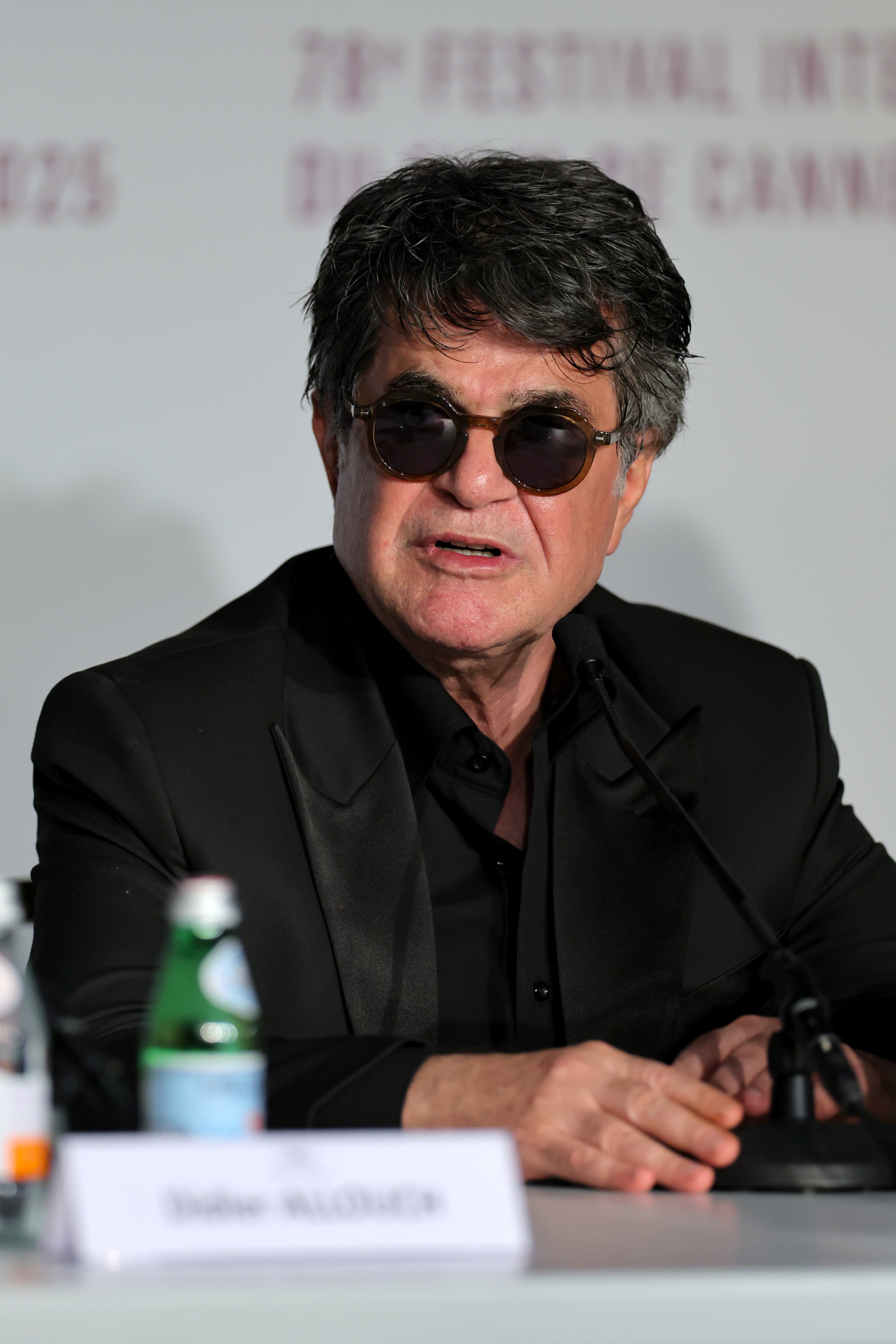 Un tribunal iraní condena al aclamado cineasta Jafar Panahi a cinco años de cárcel y confisca sus bienes