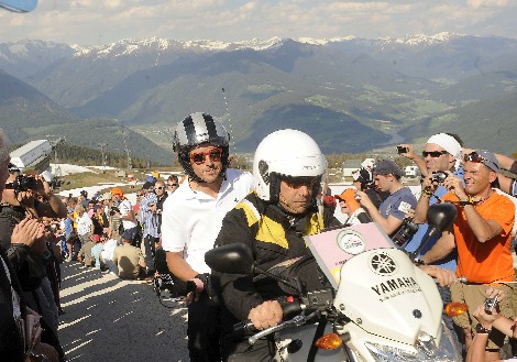 Alonso, en el Giro siguiendo a su amigo Carlos Sastre.