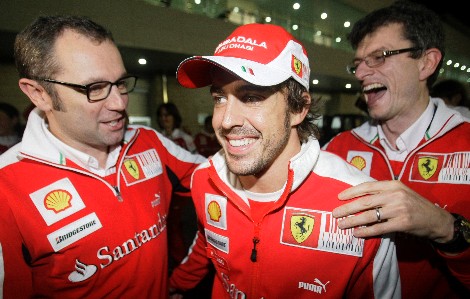 Stefano Domenicali y Fernando Alonso festejan la victoria en Corea.