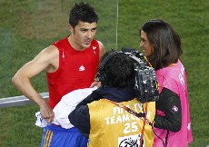 David Villa habla para Sara Carbonero, tras el partido. (AFP)