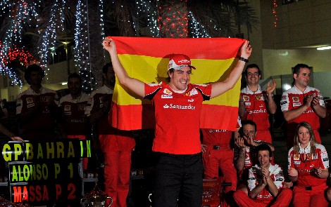 Fernando Alonso celebra su victoria en Bahrein. | Efe 