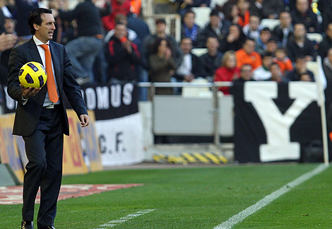 Unai Emery dirige al equipo ante el Depor en Mestalla | V. Bosch 