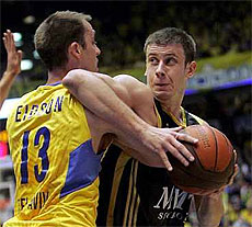 Velickovic (dcha.) pelea un balón con Eidson. | Efe