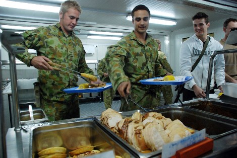 Australianos sirviendose comida americana. | M. BERNABE