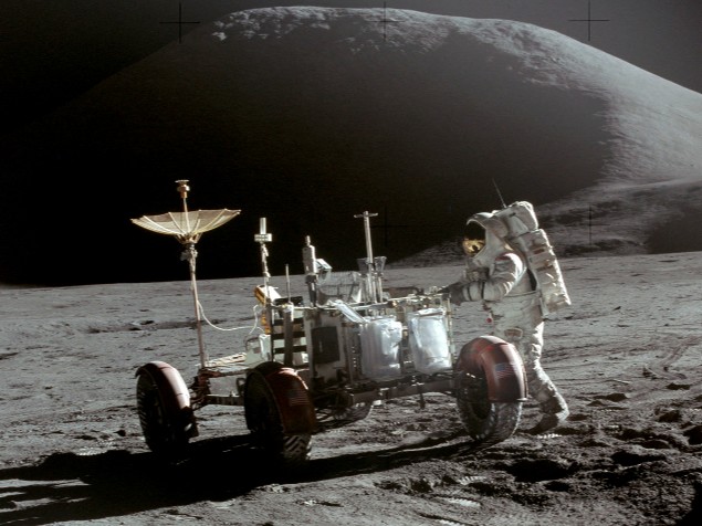 Jim Irwin, piloto del módulo lunar del Apolo 15, junto al vehículo lunar todoterreno (NASA).