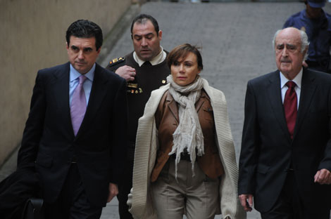 Jaume Matas y su mujer, Maite Areal, a su llegada a los juzgados. | Pep Vicens