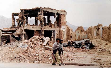 La ciudad de Kabul, totalmente arrasada tras la guerra de principios de los noventa. | M. Bernabé