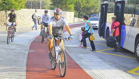 Algunos ciclistas an por la acera pese al carril bici | Alberto Vera