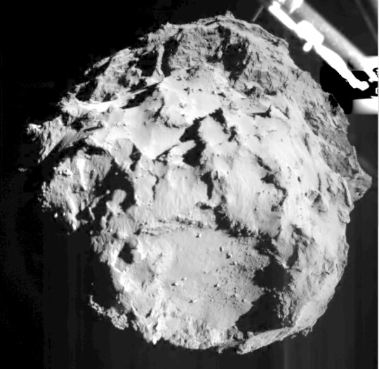 Imagen captada por el robot Philae del cometa, poco antes de su aterrizaje. ESA